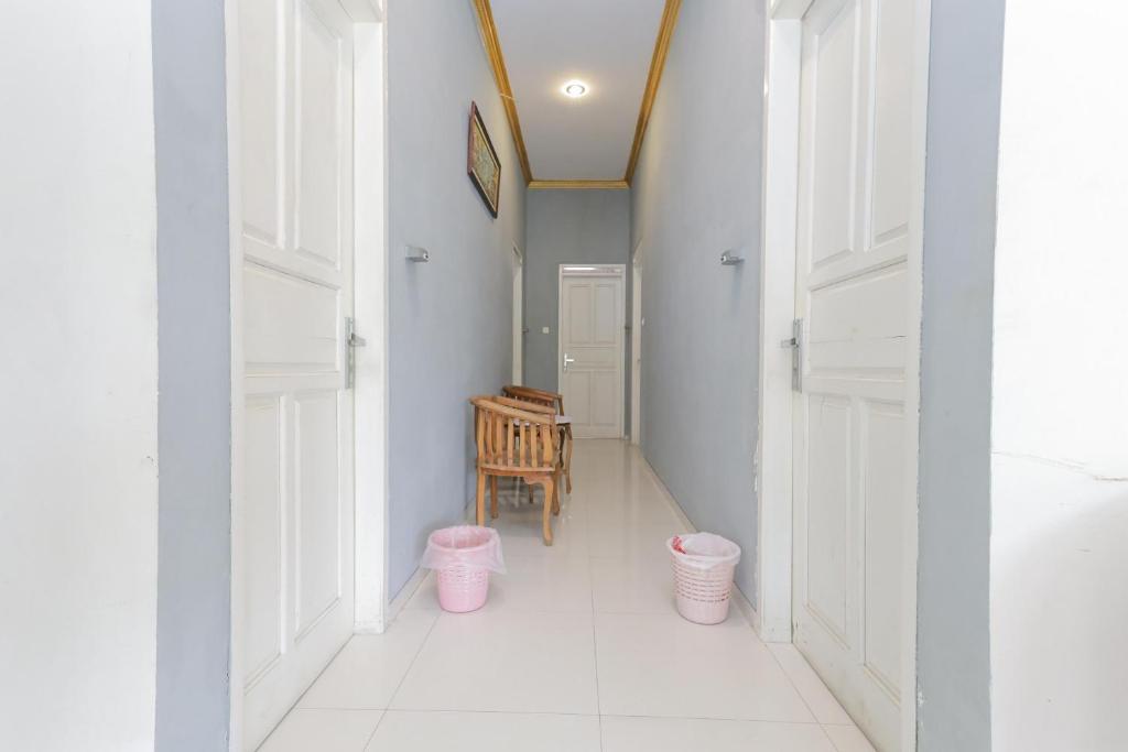 Fotografie z fotogalerie ubytování RedDoorz at Villa Puncak Tidar v destinaci Malang