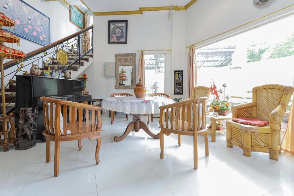 Posezení v ubytování RedDoorz at Villa Puncak Tidar