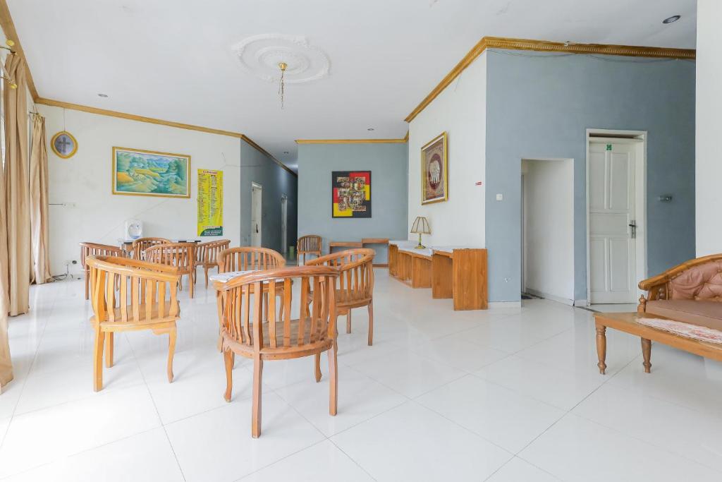 Posezení v ubytování RedDoorz at Villa Puncak Tidar