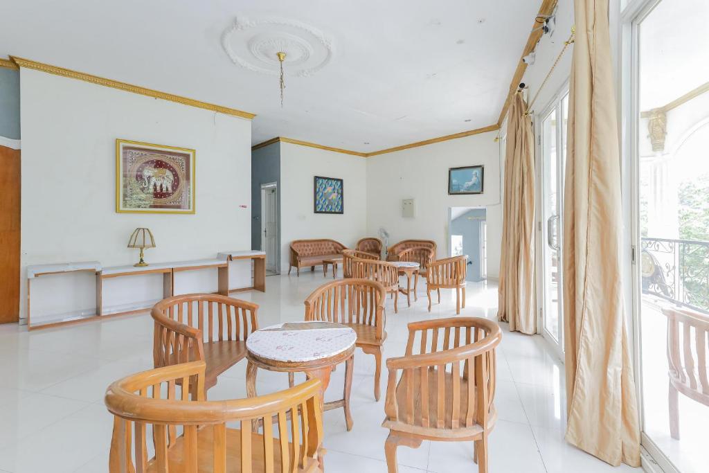 Posezení v ubytování RedDoorz at Villa Puncak Tidar