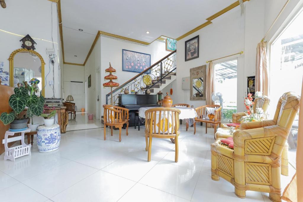 Posezení v ubytování RedDoorz at Villa Puncak Tidar