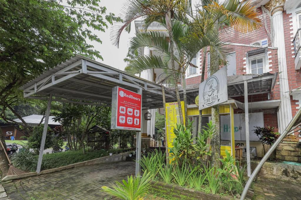 Zahrada ubytování RedDoorz at Villa Puncak Tidar