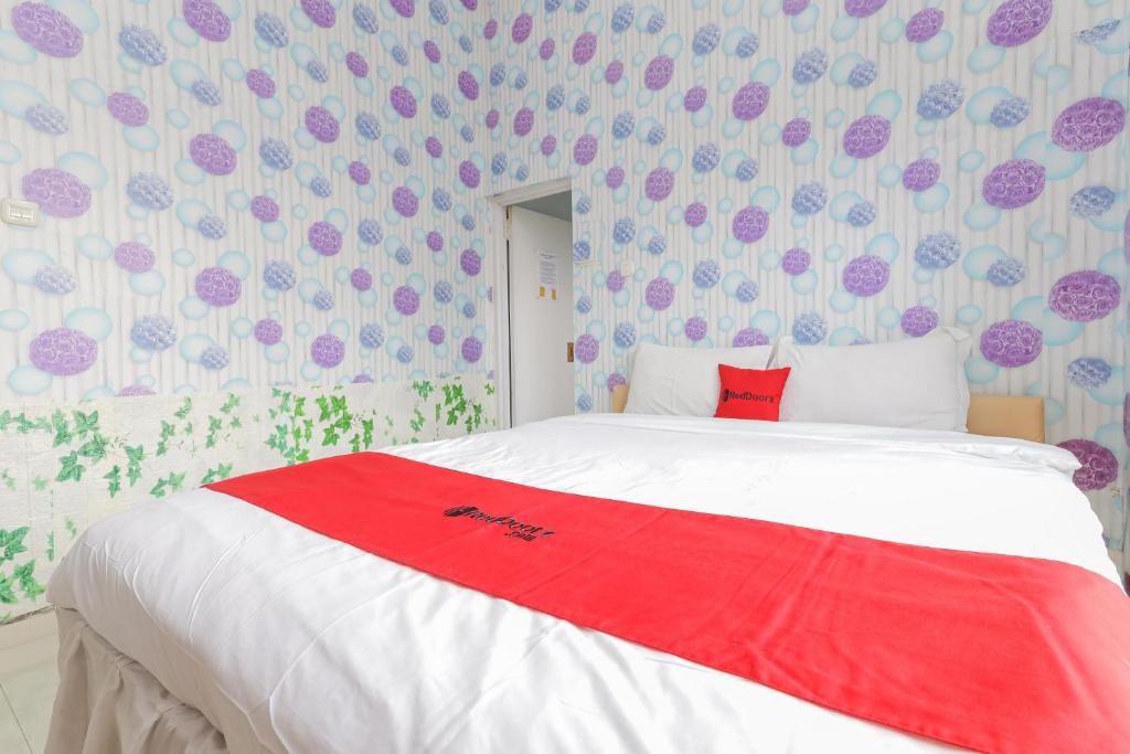 Postel nebo postele na pokoji v ubytování RedDoorz at Villa Puncak Tidar