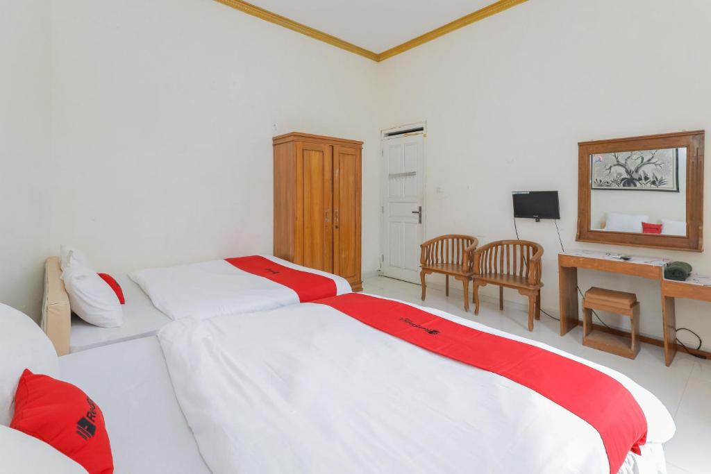 Postel nebo postele na pokoji v ubytování RedDoorz at Villa Puncak Tidar