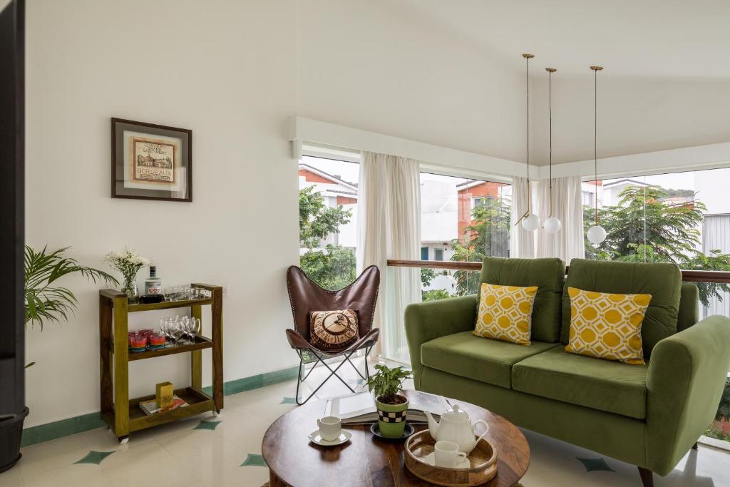 Posezení v ubytování El Tesoro 2BHK elegant Apartments in Siolim with pool- 10 mins drive to Assagao