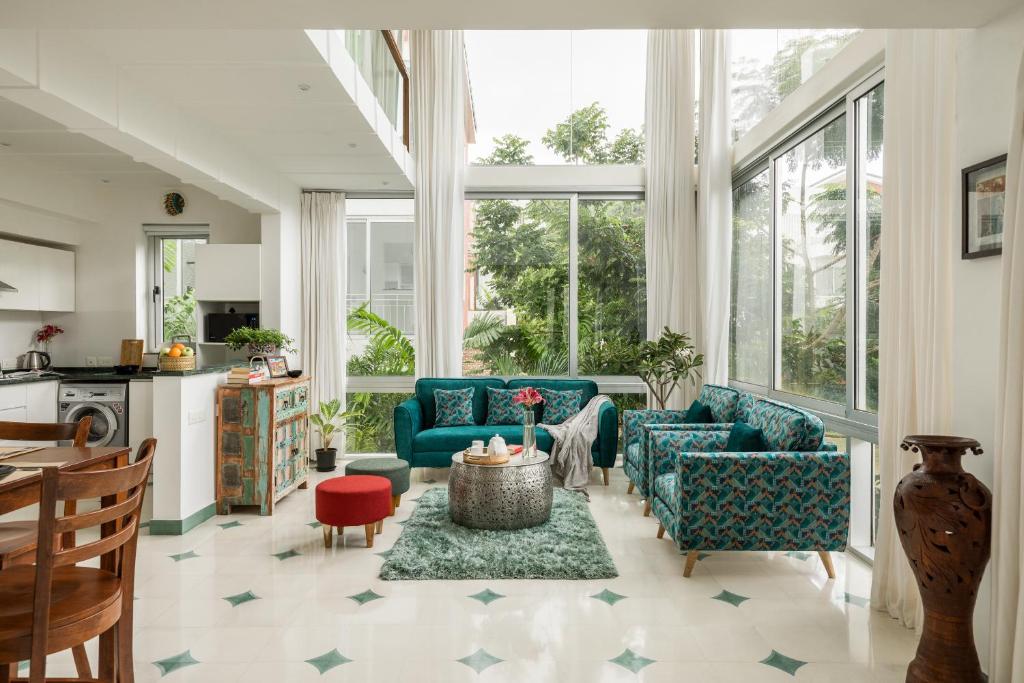 Posezení v ubytování El Tesoro 2BHK elegant Apartments in Siolim with pool- 10 mins drive to Assagao