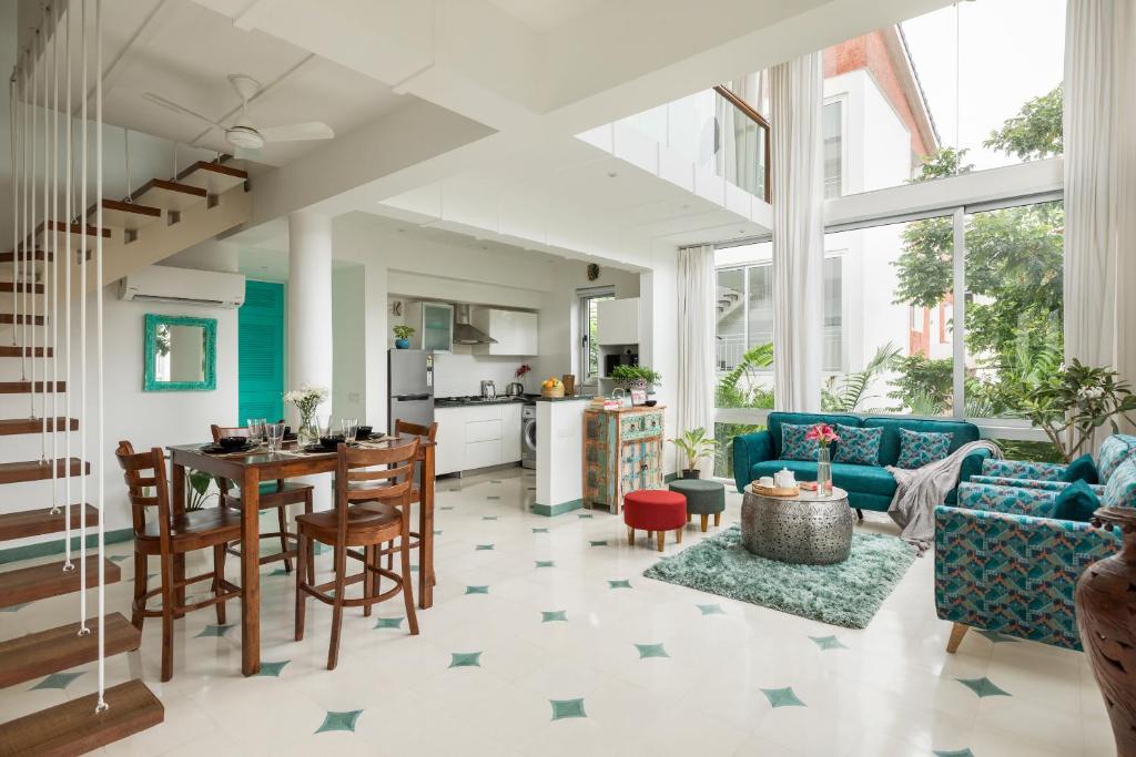 Posezení v ubytování El Tesoro 2BHK elegant Apartments in Siolim with pool- 10 mins drive to Assagao