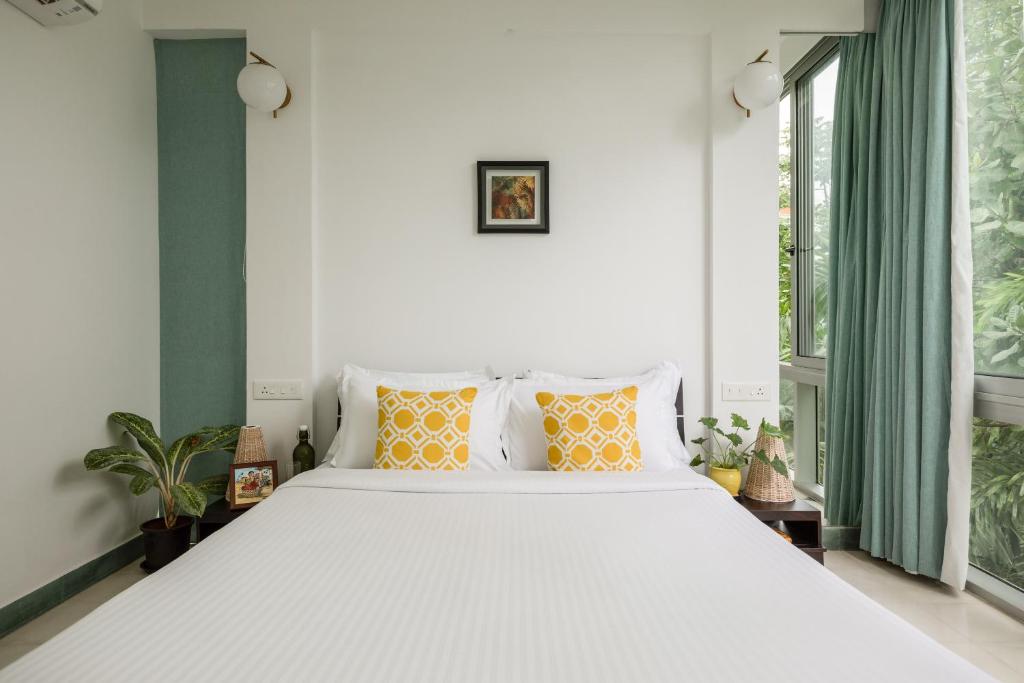 Postel nebo postele na pokoji v ubytování El Tesoro 2BHK elegant Apartments in Siolim with pool- 10 mins drive to Assagao