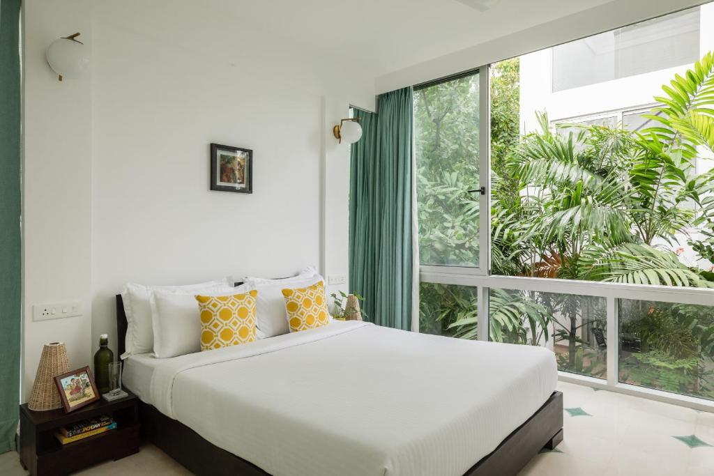 Postel nebo postele na pokoji v ubytování El Tesoro 2BHK elegant Apartments in Siolim with pool- 10 mins drive to Assagao