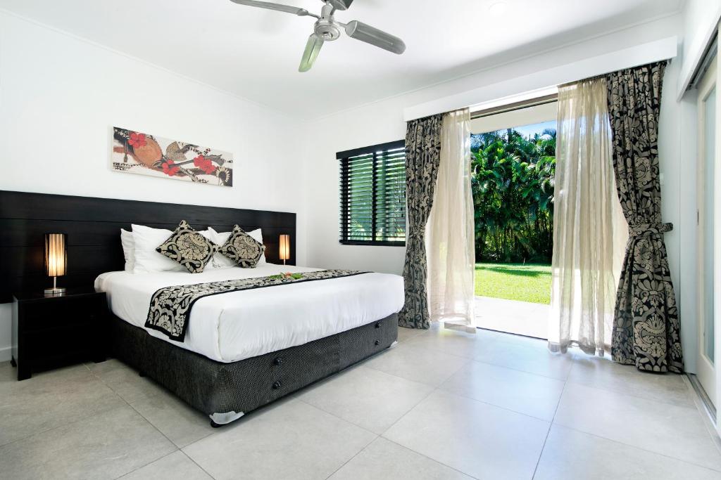 Postel nebo postele na pokoji v ubytování ULTIQA Fiji Palms Beach Resort