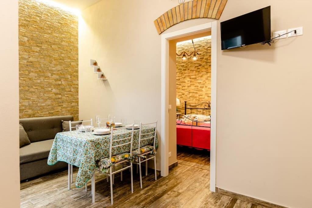 una sala da pranzo con tavolo e divano di La casa di Adina a Agrigento