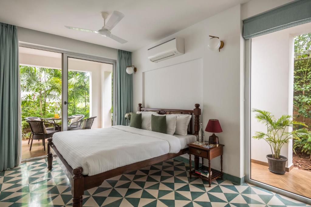 Postel nebo postele na pokoji v ubytování El Tesoro 2BHK elegant Apartments in Siolim with pool- 10 mins drive to Assagao