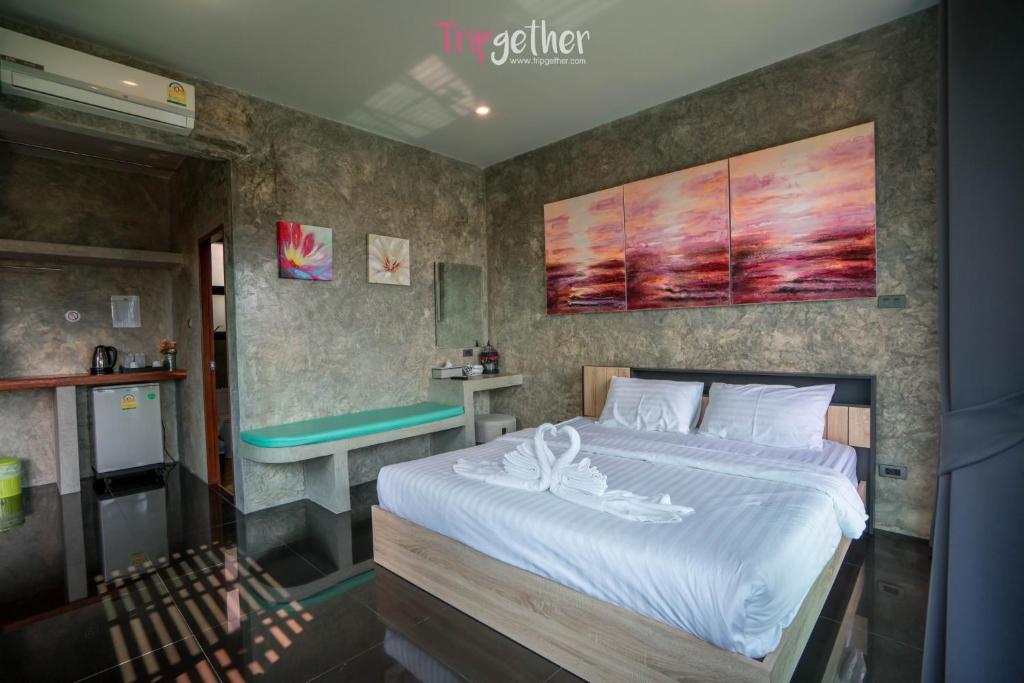 1 dormitorio con 1 cama blanca grande. en Phuwadee Resort Khao Yai, en Nong Sarai
