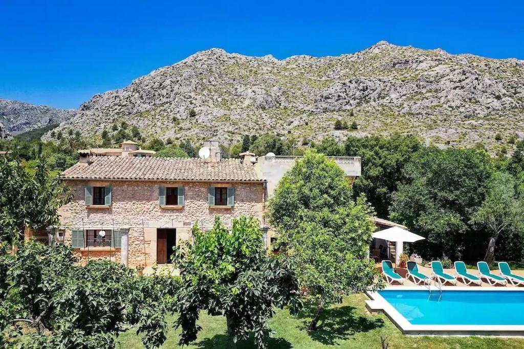 Lovely mallorquin farmhouse in Pollensa by Renthousing