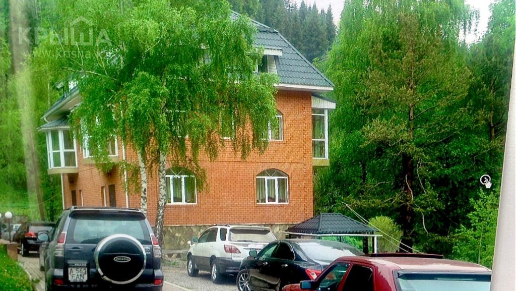 una casa con auto parcheggiate di fronte di Горная Сказка a Besqaynar