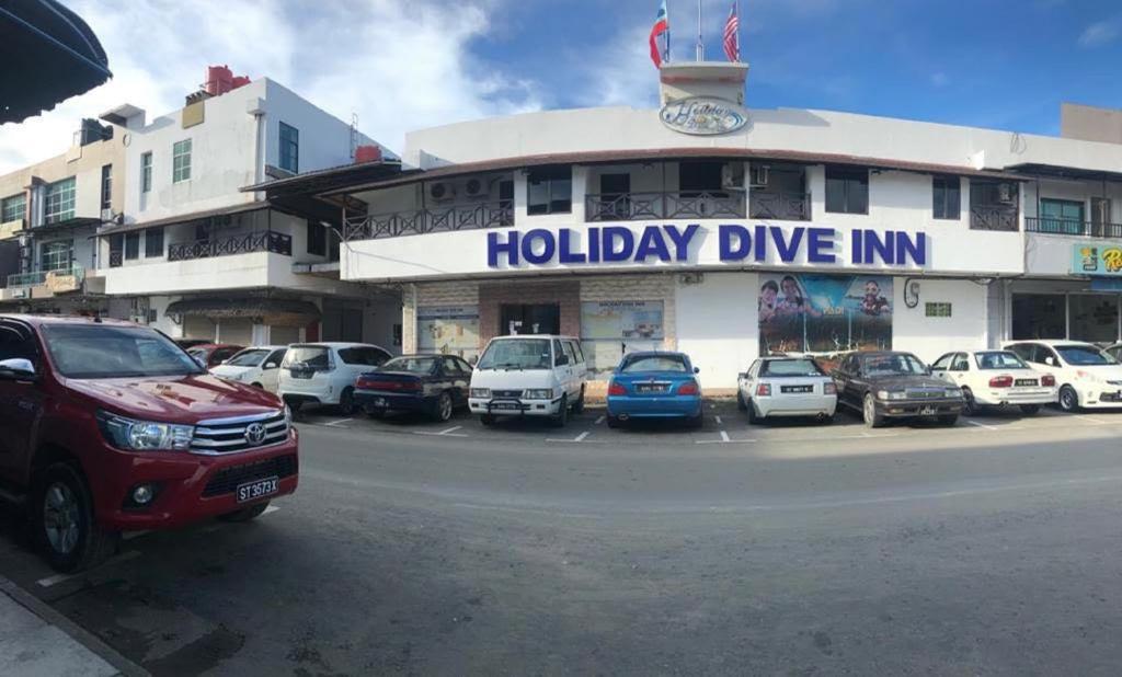 un aparcamiento frente a una posada de vacaciones en Holiday Dive Inn, en Semporna