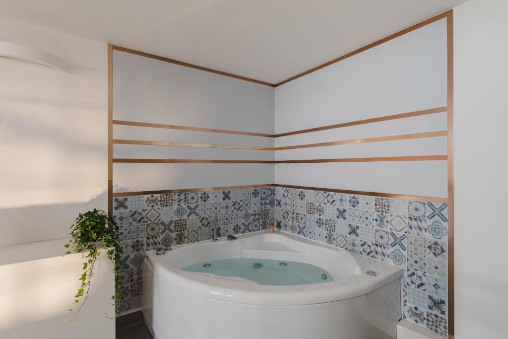 een badkamer met een bad en een toilet bij La Suite al Vaticano 2 in Rome