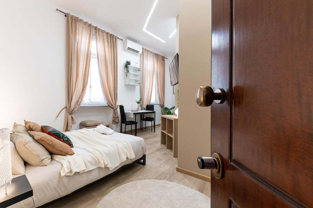 une chambre avec un lit, une table et une fenêtre dans l'établissement CASA SAN PAOLO, à Turin