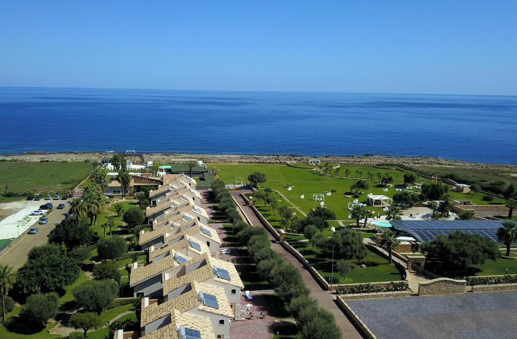 uma vista aérea de um resort perto do oceano em Hotel Capo Campolato em Brucoli
