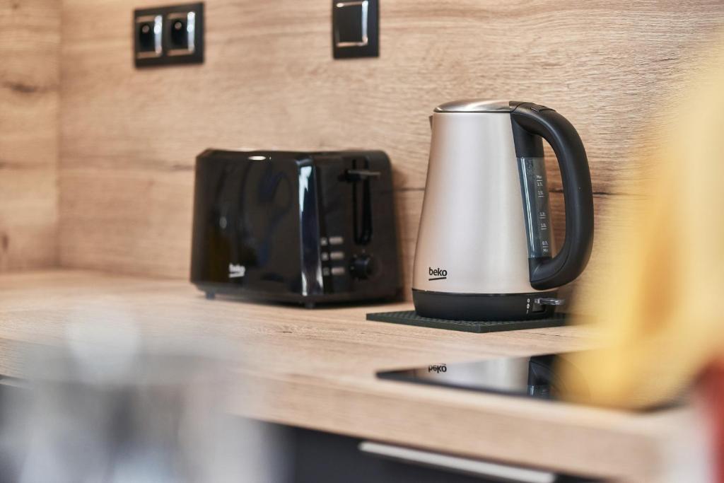 Príslušenstvo na prípravu kávy alebo čaju v ubytovaní Braniborska Apartment Wrocław by Noclegi Renters