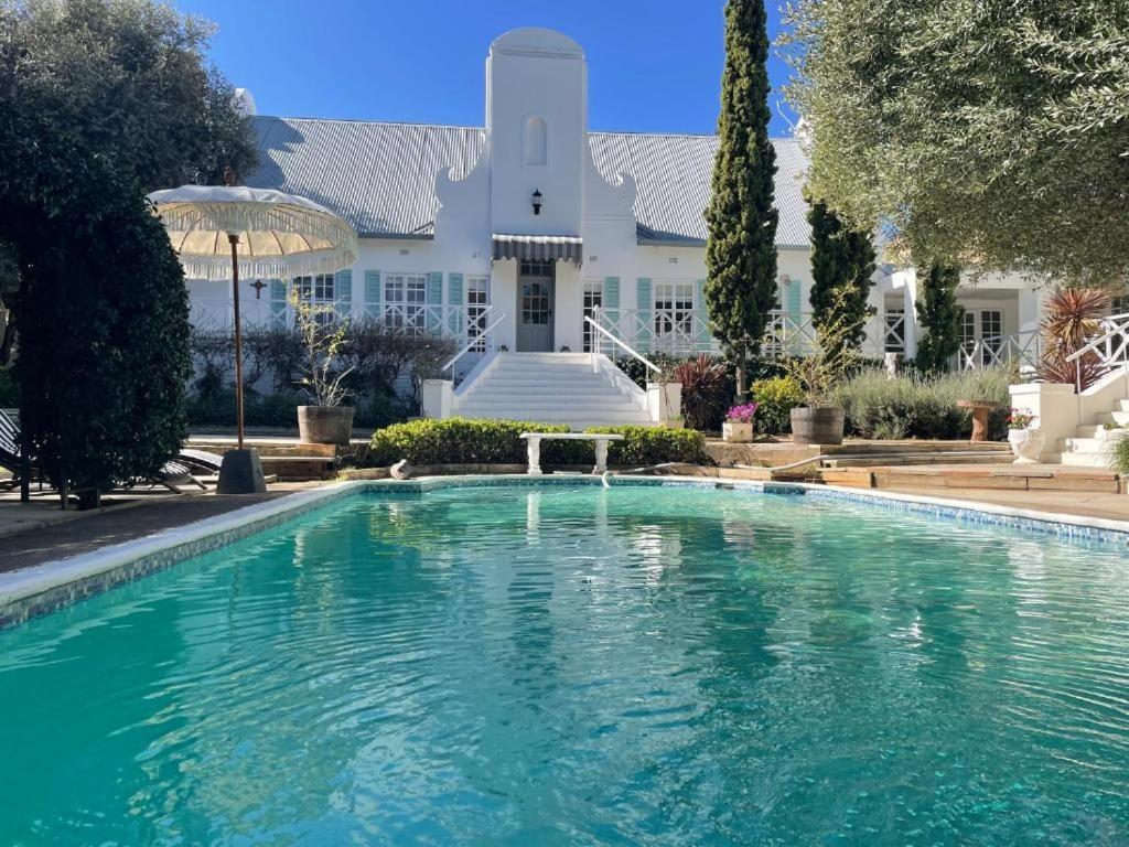 une grande piscine en face d'un bâtiment dans l'établissement La Belle Guest House, à Bloemfontein