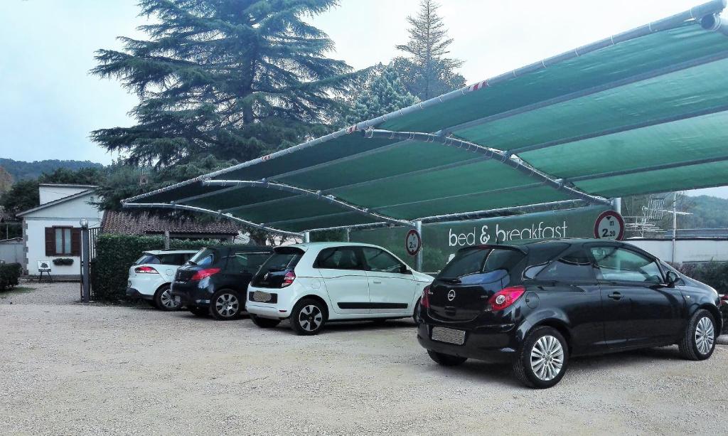una fila de autos estacionados en un estacionamiento en B&B La Quercia, en Orte