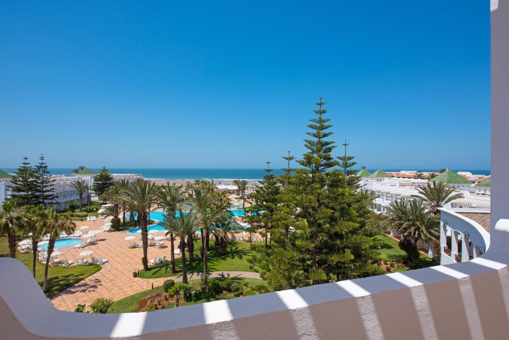 Bazén v ubytování Iberostar Waves Founty Beach All Inclusive nebo v jeho okolí