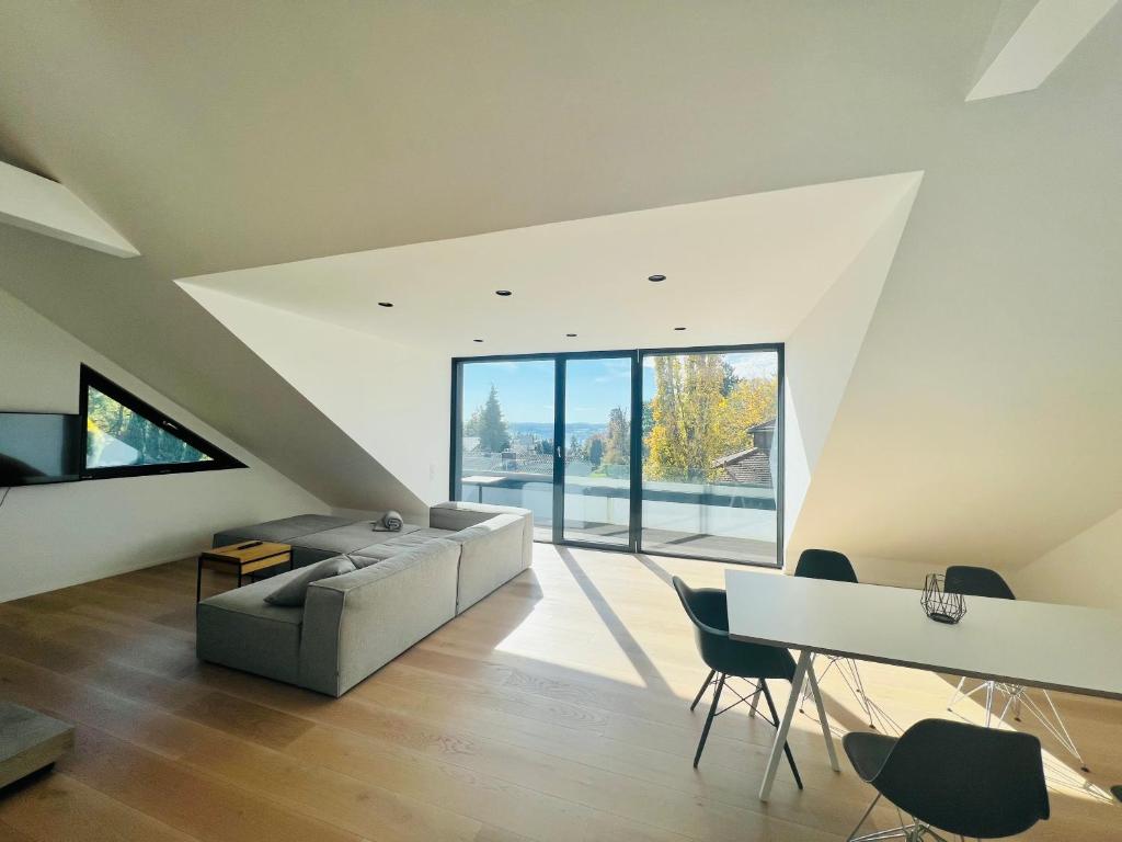 sala de estar con sofá y mesa en seenahe Design-Ferienwohnung Loft Indigo, en Überlingen