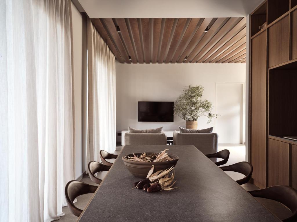 Telewizja i/lub zestaw kina domowego w obiekcie Cielo villas - An Authentic Mediterranean Living