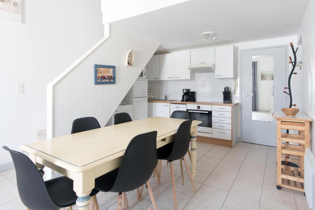 Virtuvė arba virtuvėlė apgyvendinimo įstaigoje CIVELLE Appartement proche Centre et Plages