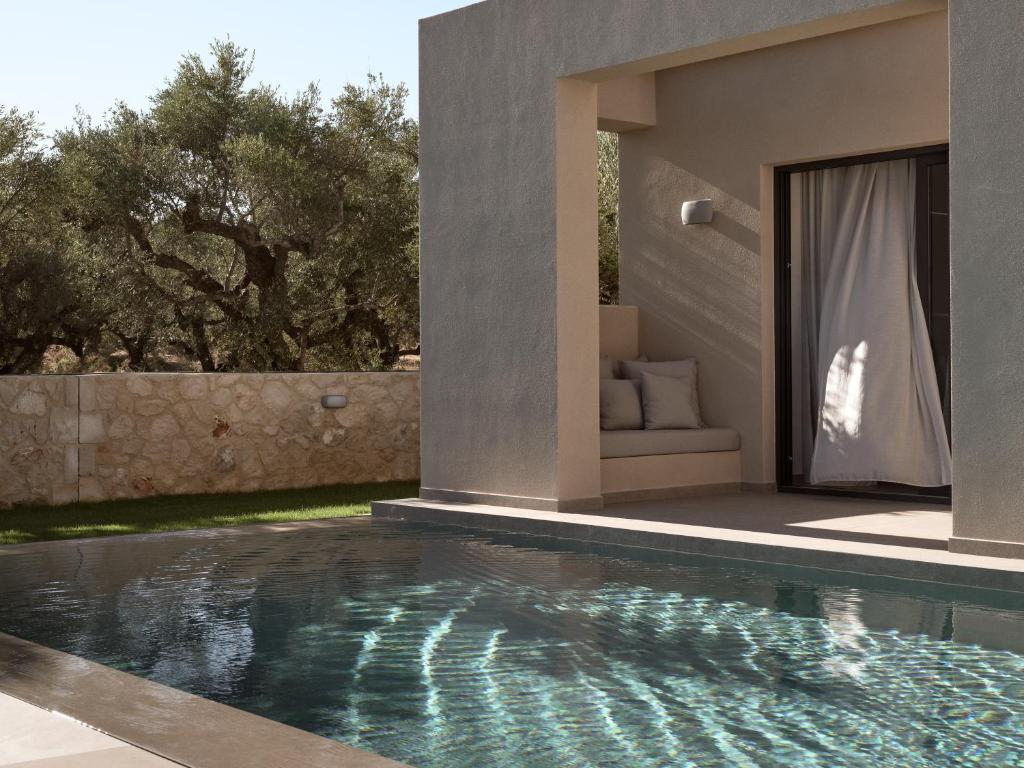 Basen w obiekcie Cielo villas - An Authentic Mediterranean Living lub w pobliżu