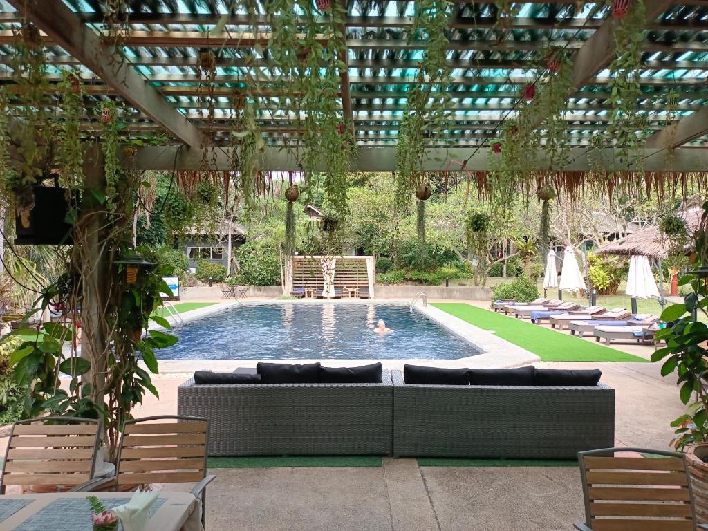 Let's Hyde Pattaya Resort & Villas - Pool Cabanas - Resim 3