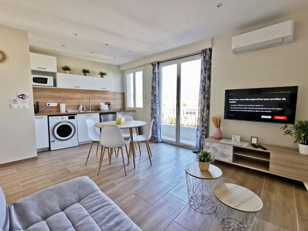 un salon avec un canapé et une table dans l'établissement Appartement Bash11 by Booking Guys, à Nice