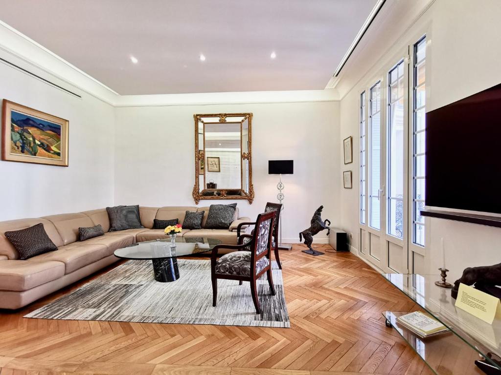 Μια τηλεόραση ή/και κέντρο ψυχαγωγίας στο LUXURY BAQUIS