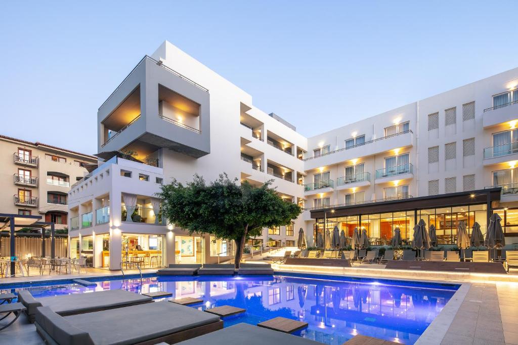 Bazén v ubytování Atrium Ambiance Hotel nebo v jeho okolí