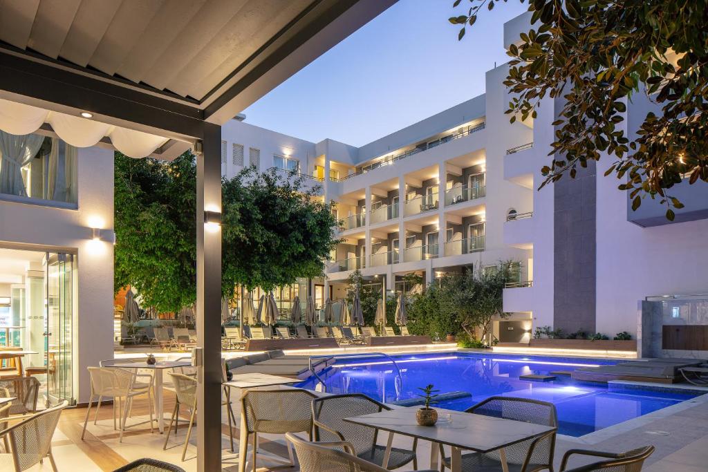 Bazén v ubytování Atrium Ambiance Hotel nebo v jeho okolí