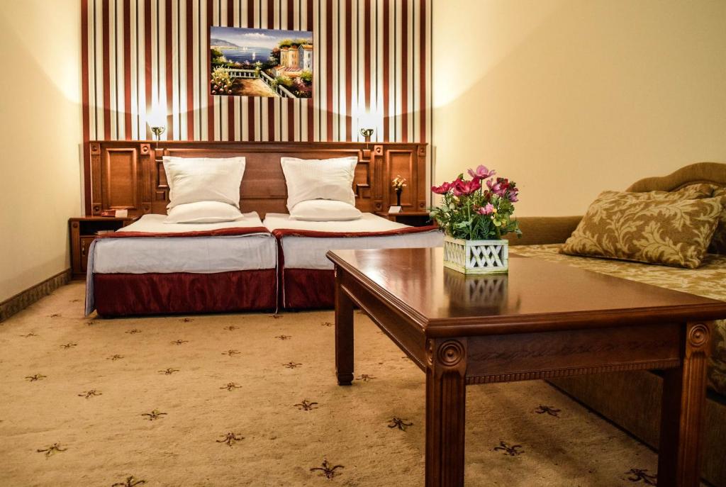 Postel nebo postele na pokoji v ubytování Karolina Hotel