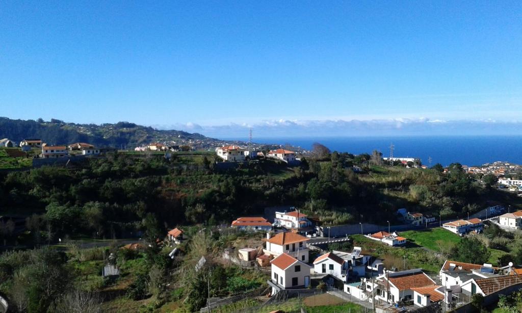 una ciudad en una colina con el océano en el fondo en AL - Perola Dourada, en Santana