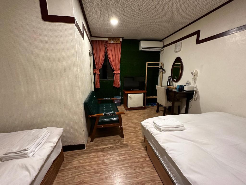 Postel nebo postele na pokoji v ubytování Ming Ren Hotspring Hotel