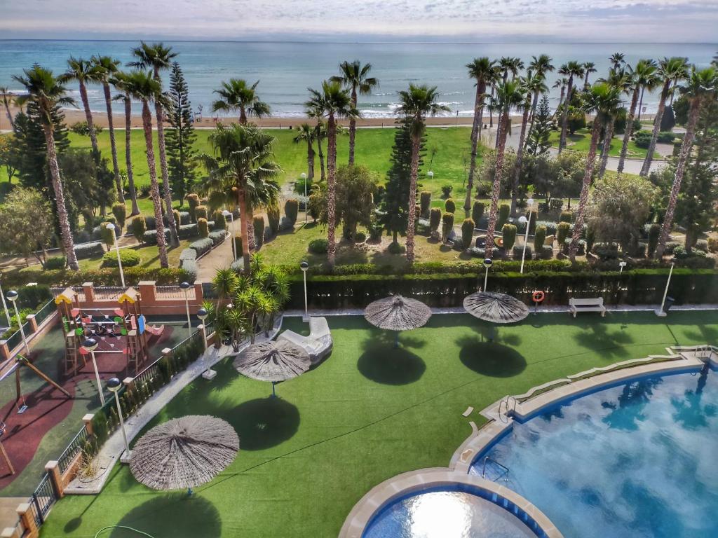 an aerial view of a resort with two pools and umbrellas at ACV Primera Línea in Oropesa del Mar