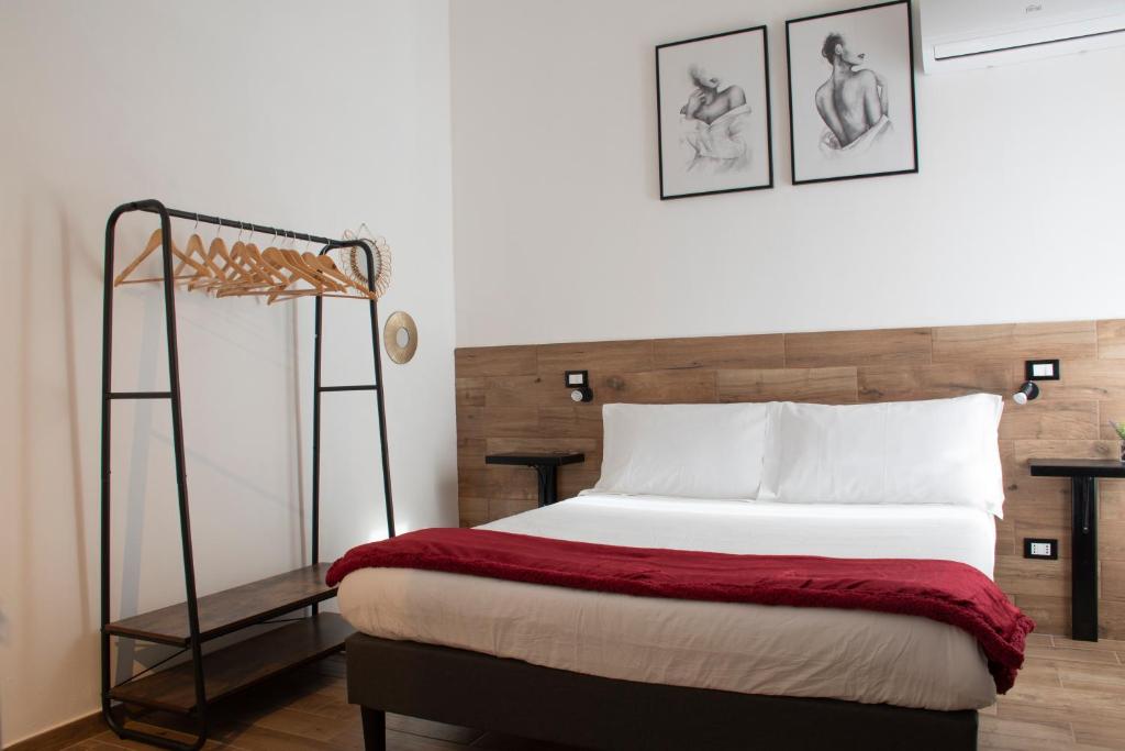 Maison L'amuri في باليرمو: غرفة نوم بسرير وبطانية حمراء