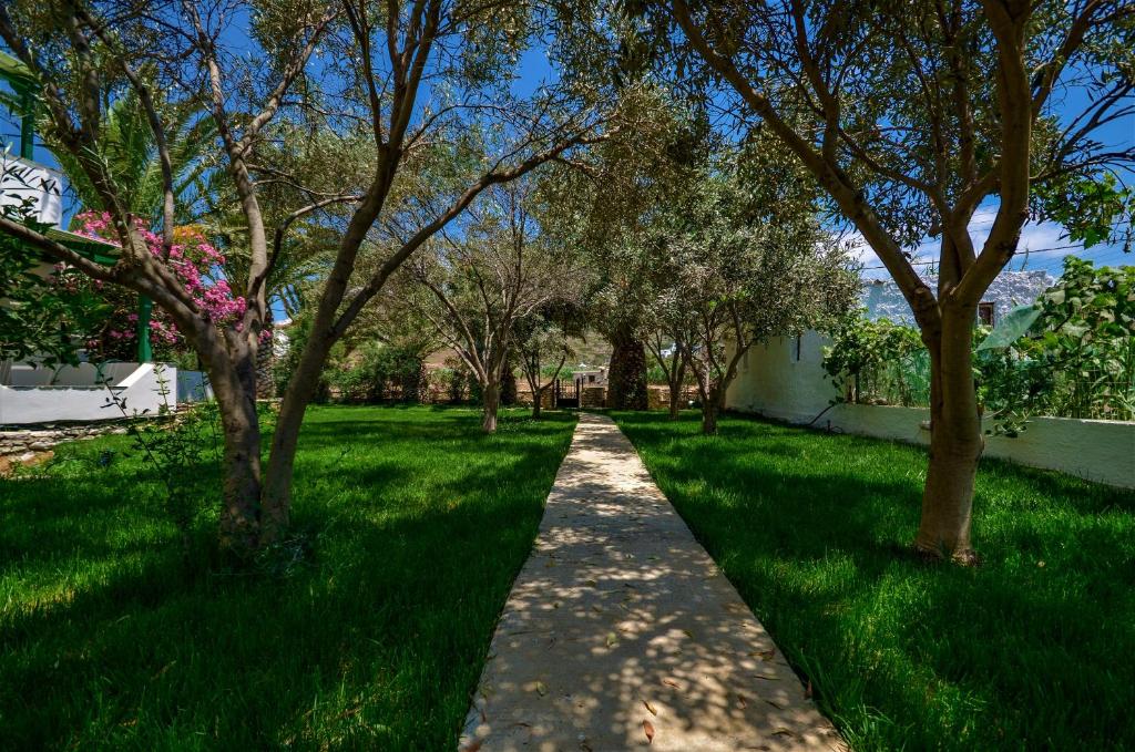 Zahrada ubytování Studios Vrettos Beachfront Hotel