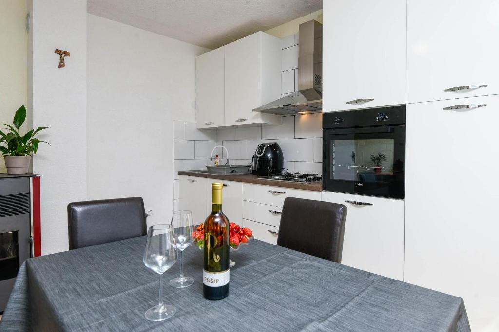 Kuchyň nebo kuchyňský kout v ubytování Holiday Villa Perna
