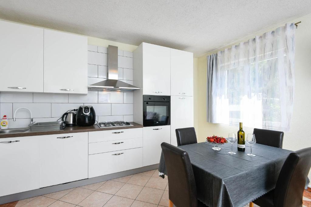 Kuchyň nebo kuchyňský kout v ubytování Holiday Villa Perna