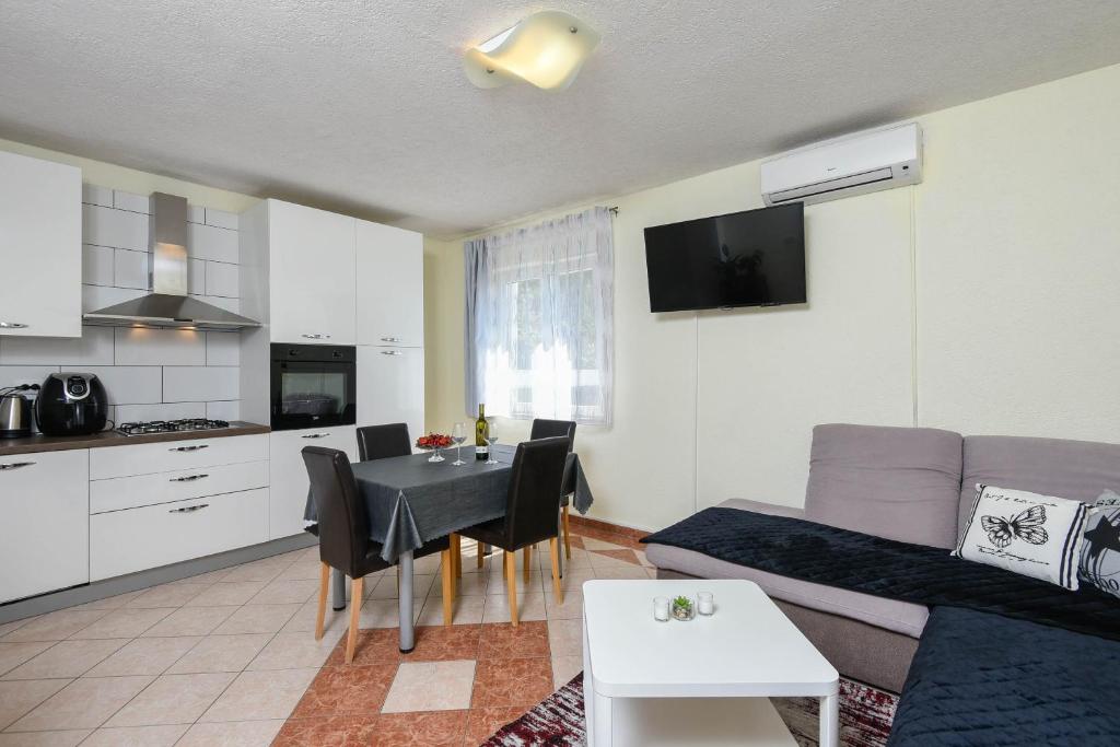 Kuchyň nebo kuchyňský kout v ubytování Holiday Villa Perna