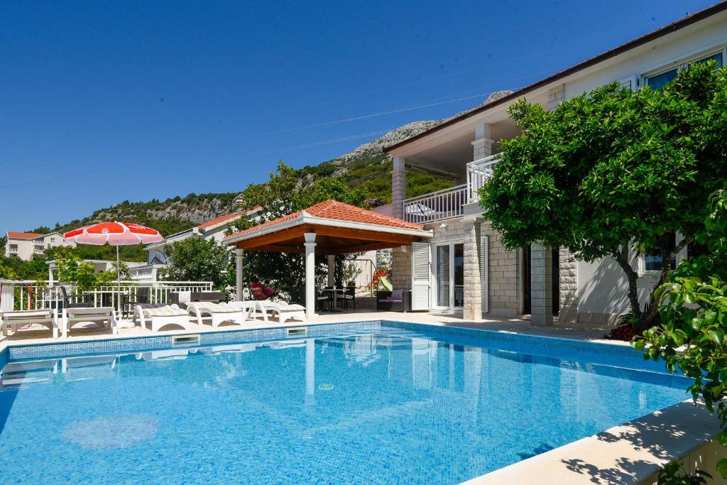 Bazén v ubytování Holiday Villa Perna nebo v jeho okolí