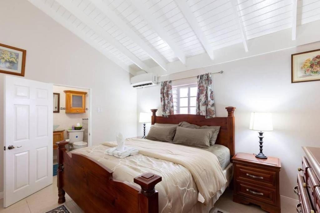 a bedroom with a large bed and a white ceiling at Loft - Sleeps 4 - Parking - Balcony in Kingston