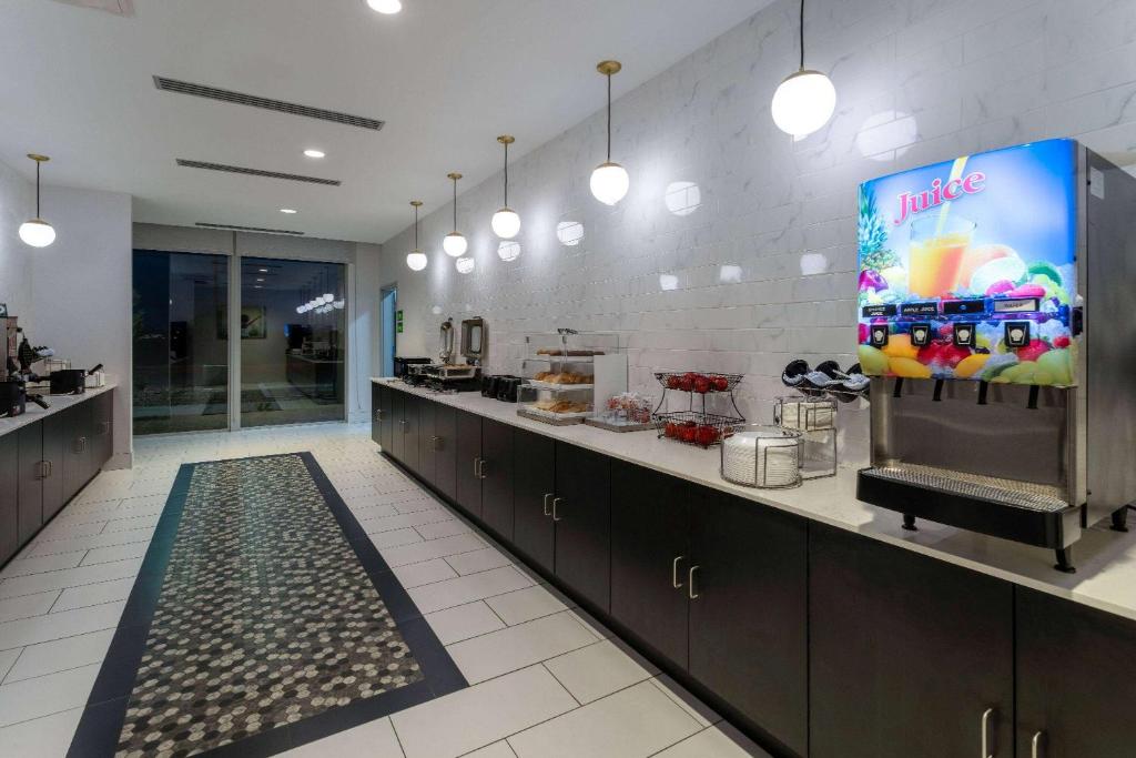 La Quinta Inn & Suites by Wyndham Maricopa Copper Sky photo