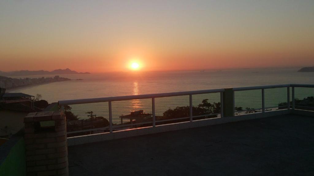 een balkon met uitzicht op de zonsondergang bij O Sol da Manhã in Rio de Janeiro