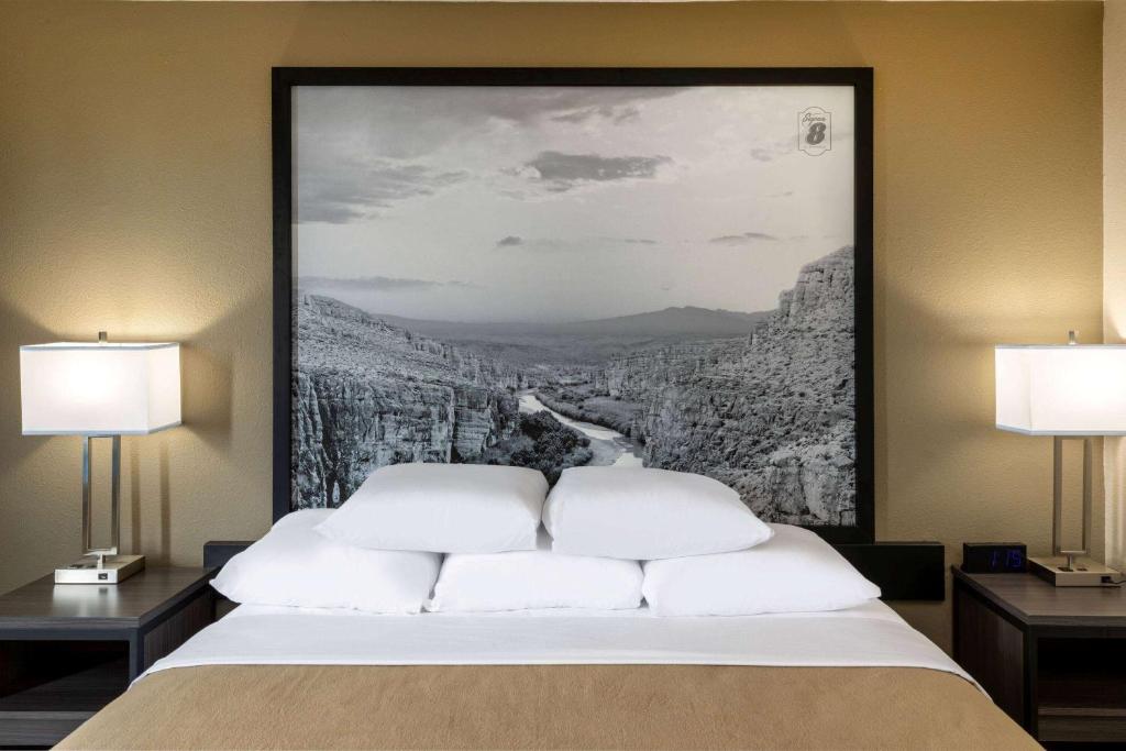 Postel nebo postele na pokoji v ubytování Super 8 by Wyndham Laredo